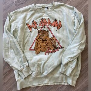 Rocking the 80’s with this soft and cozy Def Leppard sweatshirt:)
